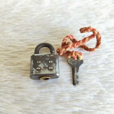 lata 1940. Rocznik Mały żelazny zamek Niemcy Dekoracyjny przedmiot kolekcjonerski PD78