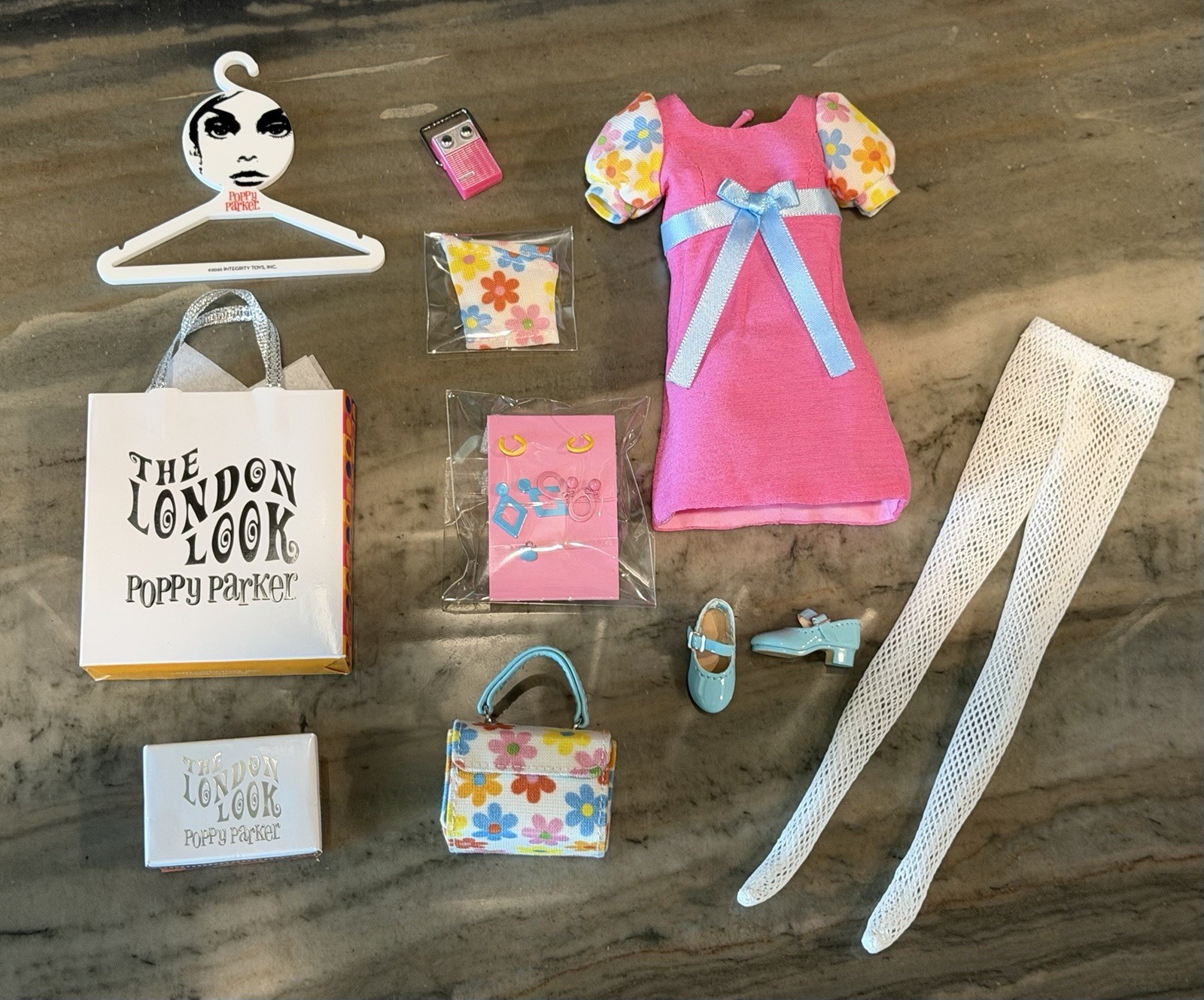 Аксессуары для кукол Integrity Toys Too Much Poppy Fashion & Accessories Only London Look NO Doll