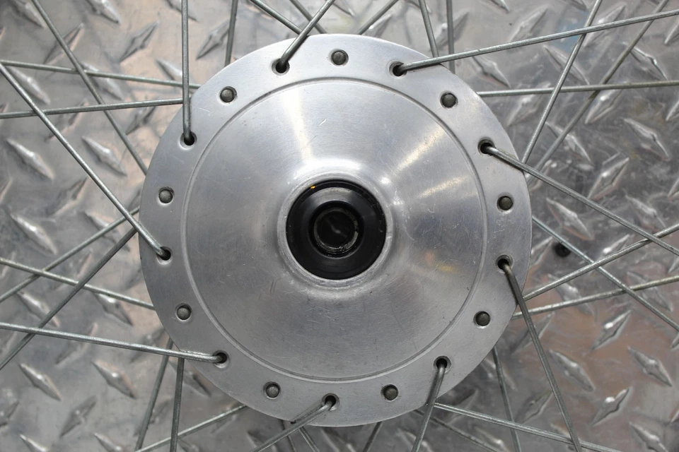 1971 HONDA CT90 TRAIL ARO DIANTEIRO DA RODA COM PNEU YOKOHAMA 2.75-17 - Imagem 2 de 4