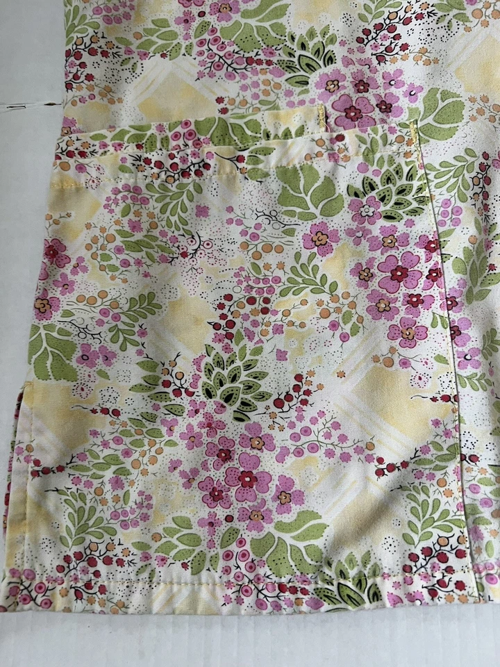 S B SCUBS FLOWERY PATTERN PRE OWNED SZ MEDIUM SCRUBS Nurse scrubs  - Image 3 of 4