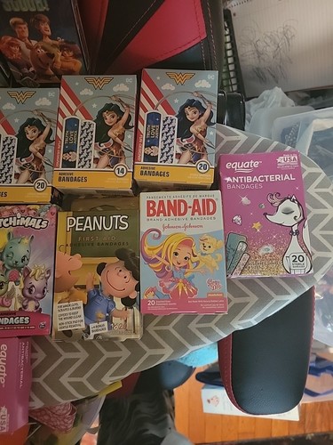 lot of 25 New Band Aids Scooby-Doo, Spacejam,peanuts,wonder Women Etc. - Picture 5 of 7