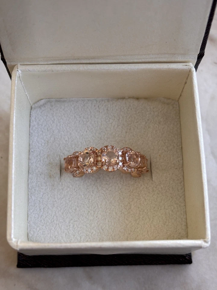 Banda de media eternidad con halo de morganita melocotón corte redondo para mujer, placa de oro rosa de 14 quilates Foto 2 de 4