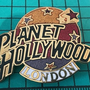 Planet Hollywod London Pin Gold Enamel Vintage New