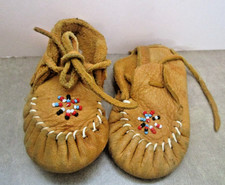 Vintage Minnetonka Hand Beaded Baby Infant Soft Tan Leather Moccasins Size 5-6