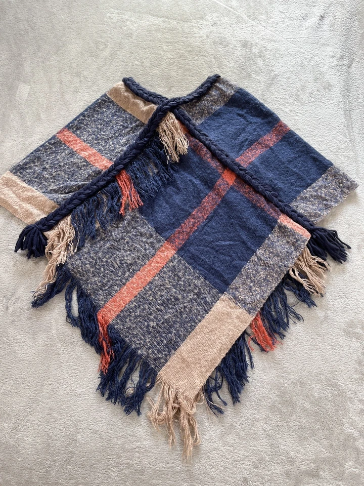 Poncho envolvente BCBGeneration con flecos a cuadros talla única azul marino tostado boho chal de otoño  Foto 3 de 4