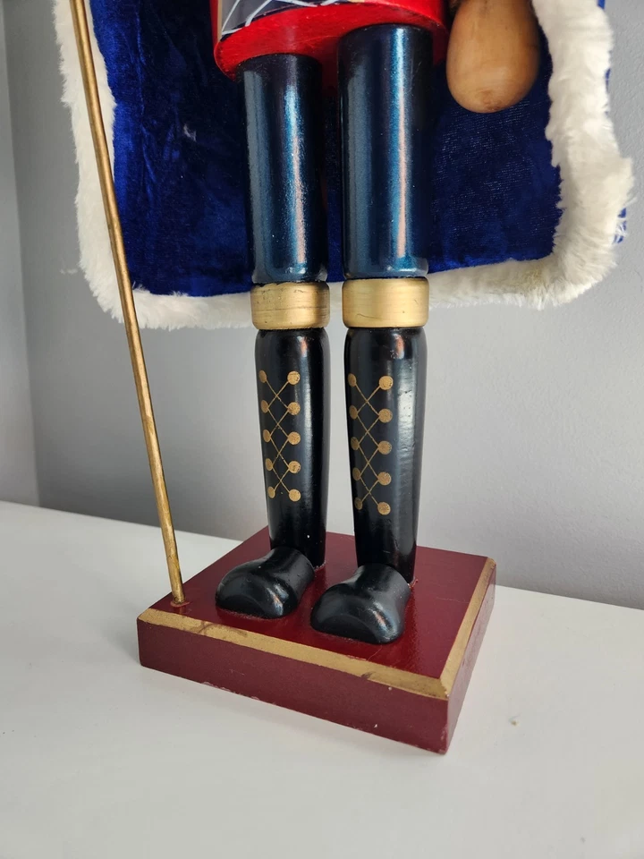 Cascanueces grande de madera King con hacha 24 pulgadas de alto con capa de piel 2014 Foto 4 de 4