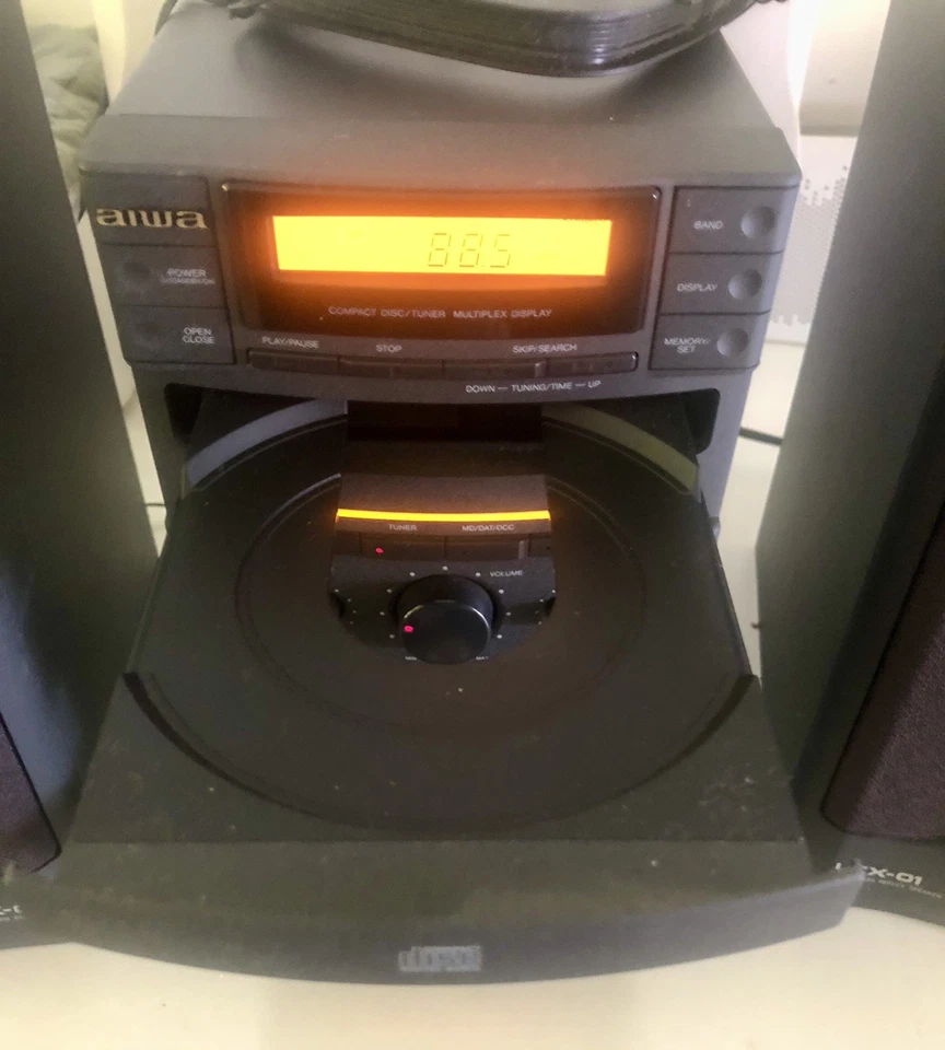 Vintage 1990’s Aiwa RDX 01 Mini Stereo Hifi Separate System Speakers & Remote - Image 4 of 4