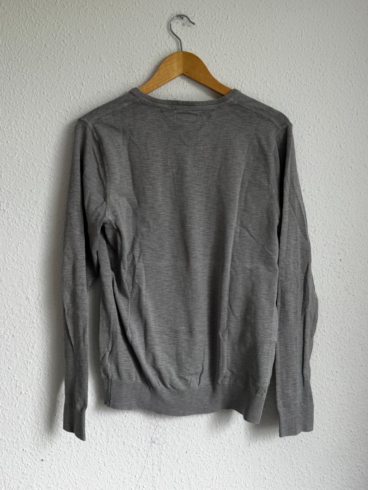 Tommy Hilfiger Denim Men’s Grey V-Neck Knit Sweater image 2
