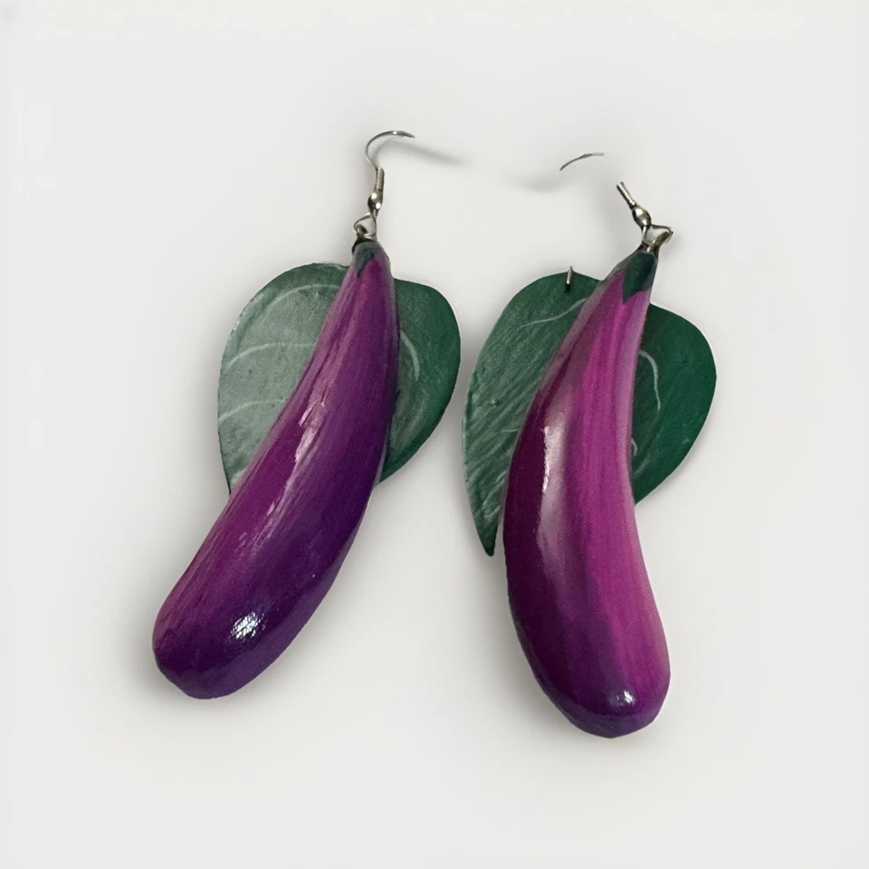 Pendientes colgantes emoji de berenjena púrpura súper divertidos Foto 4 de 4