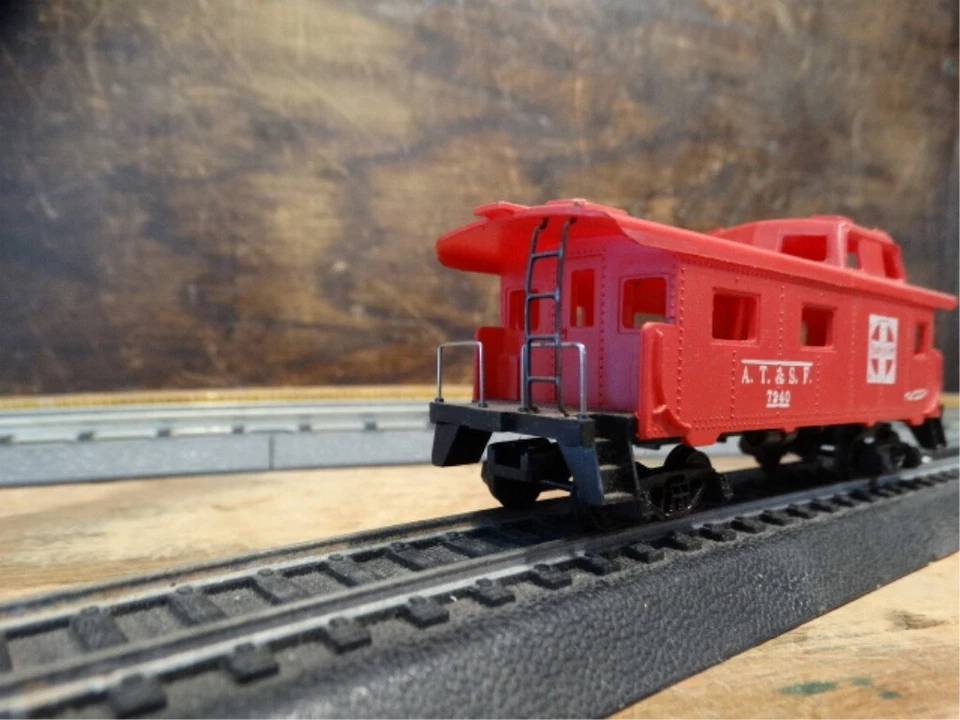 Modelo de tren Tyco escala HO 40' A. T. & S. F. 7240 rojo cúpula caboose Foto 2 de 4