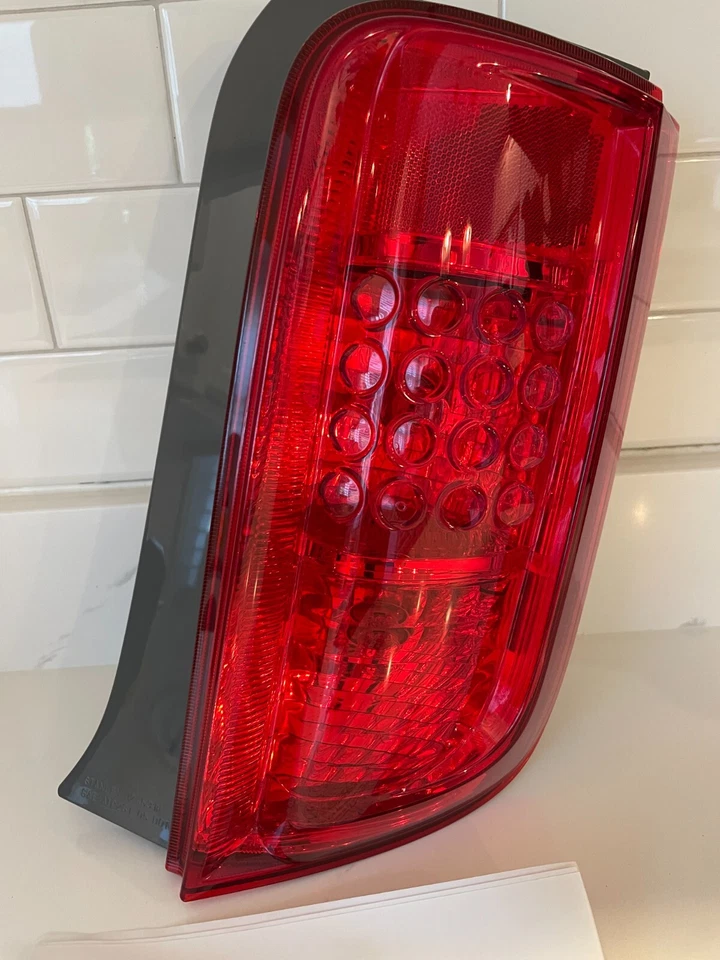 Luz trasera OEM Scion xB | lado del pasajero | 81551-12A60 - se adapta a 2008-2011 Foto 2 de 4