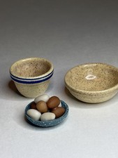 Ancien bols artisanal en grès et assiette grise mouchetée avec légumes