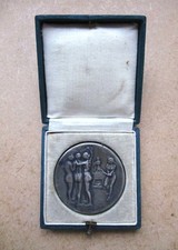 Ancienne médaille Le journal 100 rue Richelieu à Paris femmes nues nu érotisme.