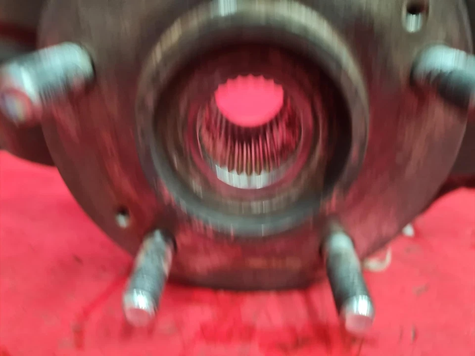 KIA SPORTAGE SL MK3 2012 LEFT FRONT HUB WITH ESC PASSENGER SIDE 1.7L DIESEL - Imagem 4 de 4