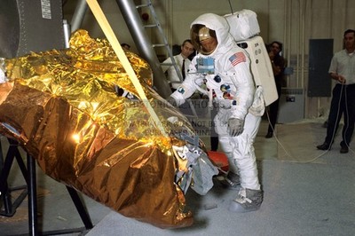 APOLLO 11 TRAINING SIMULATION CREW IN CAPSULE MOCKUP 4X6 PHOTO