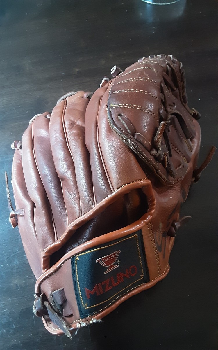 MIZUNO - ナガサキ1972 Very rare 1972 Vintage Mizuno Baseball/Rubberball Glove - Crest