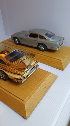 DANBURY MINT ASTON MARTIN DB5 ALL 4 MODELS WITH PLINTHS - Picture 21 of 21