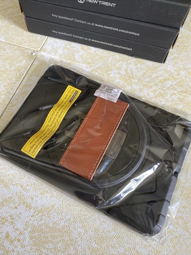 New Trent iPad Case (3) with Screen Protector And Kickstand - Black - 第 1/2 張圖片