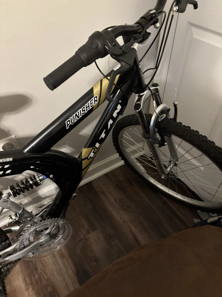 Bicicleta de montaña Titan Bicycles Punisher 21 velocidades cuadro 18" rueda 26" Foto 3 de 4