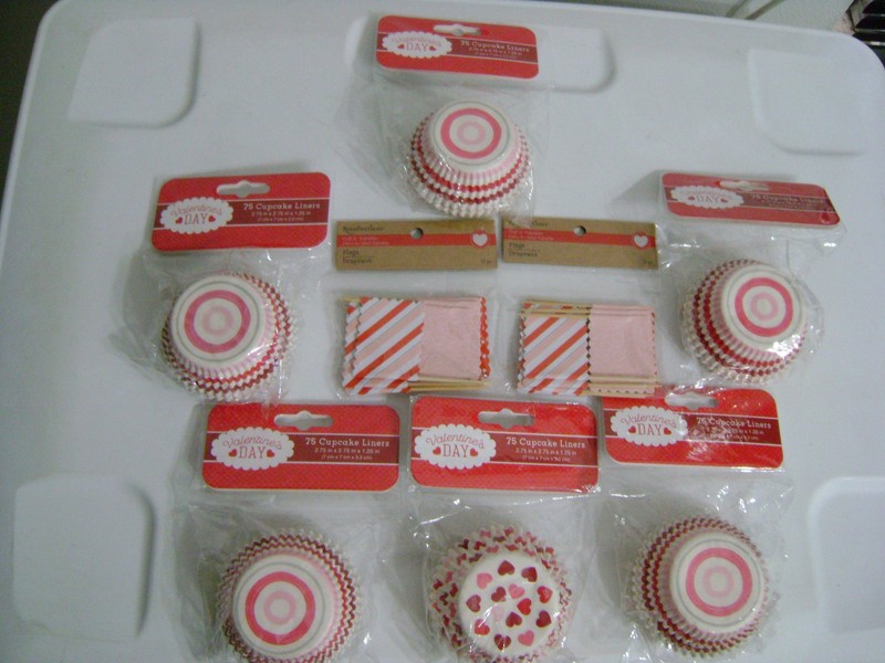 450 VALENTINE BAKING CUPCAKE LINER CUPS (6 pks) & 24 PICKS (2 Pks) SEALED/NWTGS