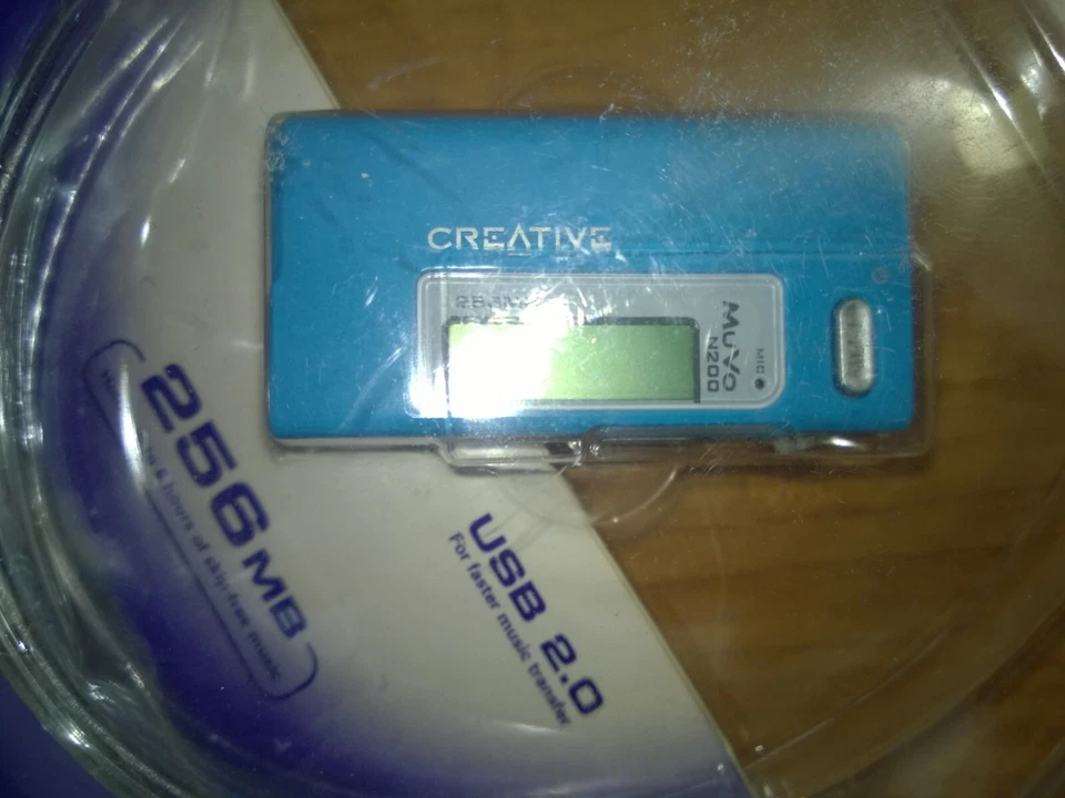 Creative MuVo Micro N200 256 MB MP3 Player Light Blue - Image 4 of 4