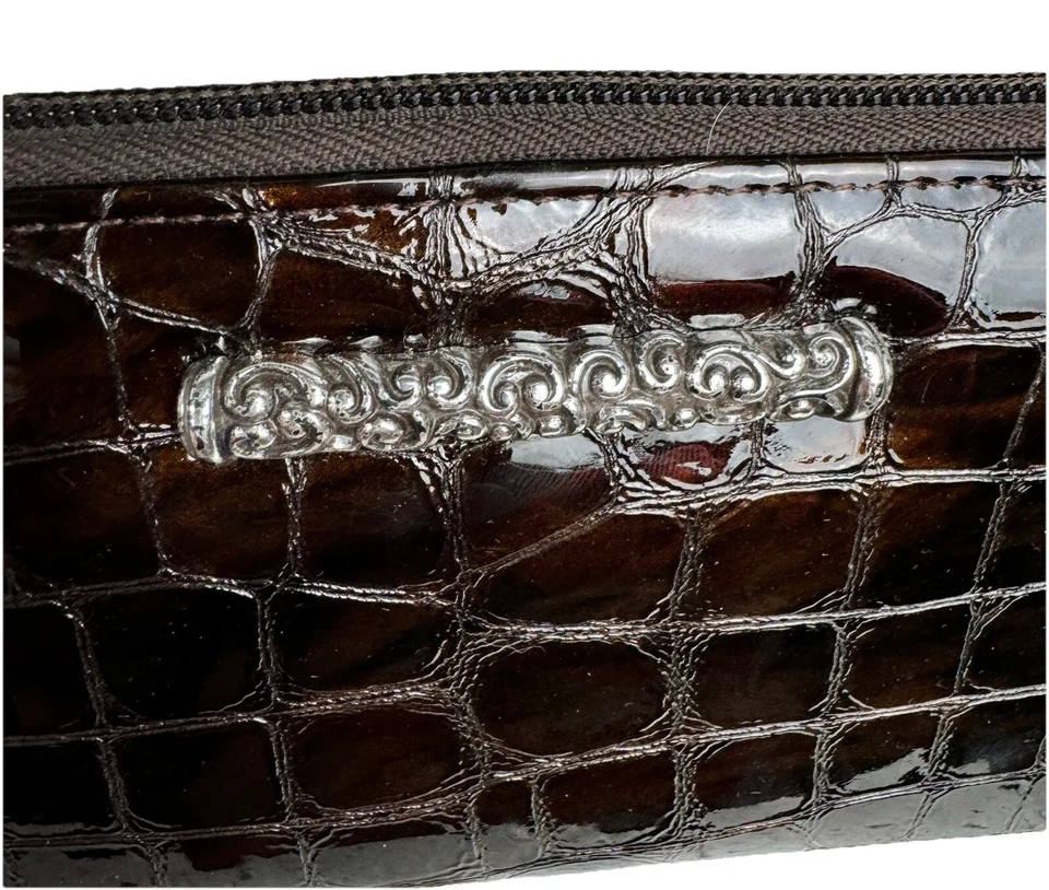 Cartera sin asas organizadora de charol de cocodrilo Cher marrón brillante 8 x 4 cremallera alrededor Foto 3 de 4