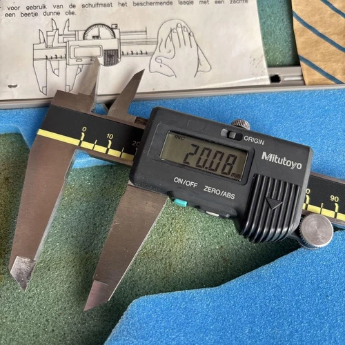 Mitutoyo Digital Caliper CD-20C 200mm Precision Measuring Tool with Case