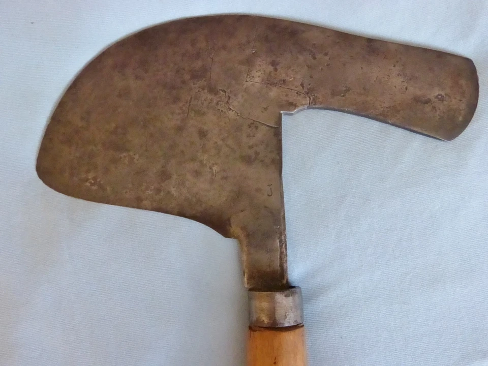 Ancienne serpe à talon poudo + étui cuir outil ancien vigneron vigne marque J - Photo 3/4