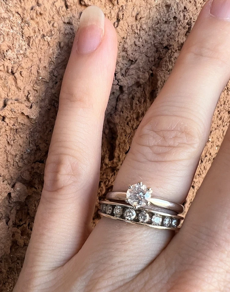 Обручальное кольцо из белого золота 14 карат с бриллиантом (0,2 карата) и обручальное кольцо с бриллиантами (~,25 карата) - Изображение 2 из 4