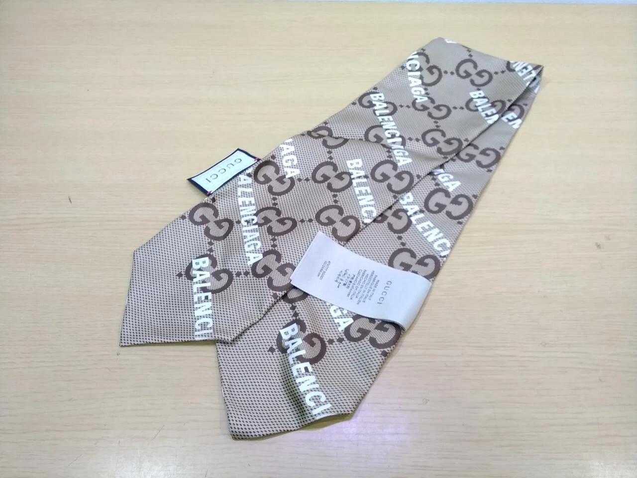Foulard en soie collaboration GUCCI BALENCIAGA occasion