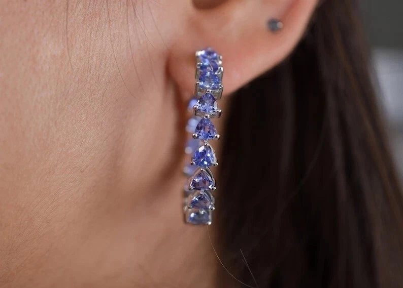 Brincos de argola de tanzanita azul simulado corte trilliano 3 quilates folheados a ouro branco 14k - Imagem 2 de 4