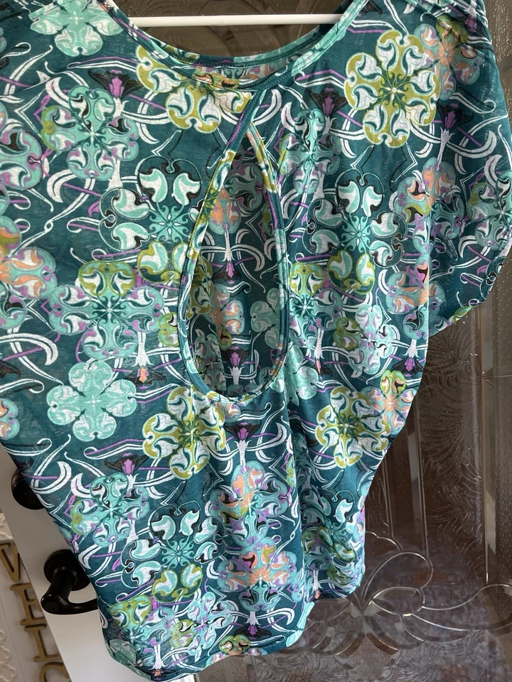 Top Soybu para mujer talla mediana verde azulado con espalda abierta mangas cortas Foto 4 de 4