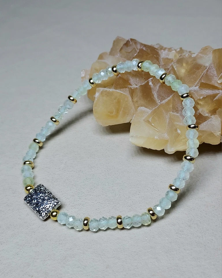 Pulsera Prehnita Elástica Piedras Preciosas Verde Claro con Plata y Oro, 6.75" Foto 3 de 4