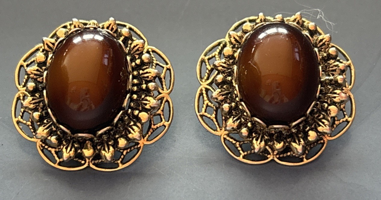 Vintage Brown Cabochon with Gold Tone Clip On Earrings