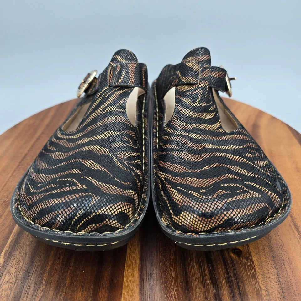 Zuecos de trabajo Alegria Shoes para mujer 10,5 negros de cuero con estampado animal antideslizantes Foto 2 de 4