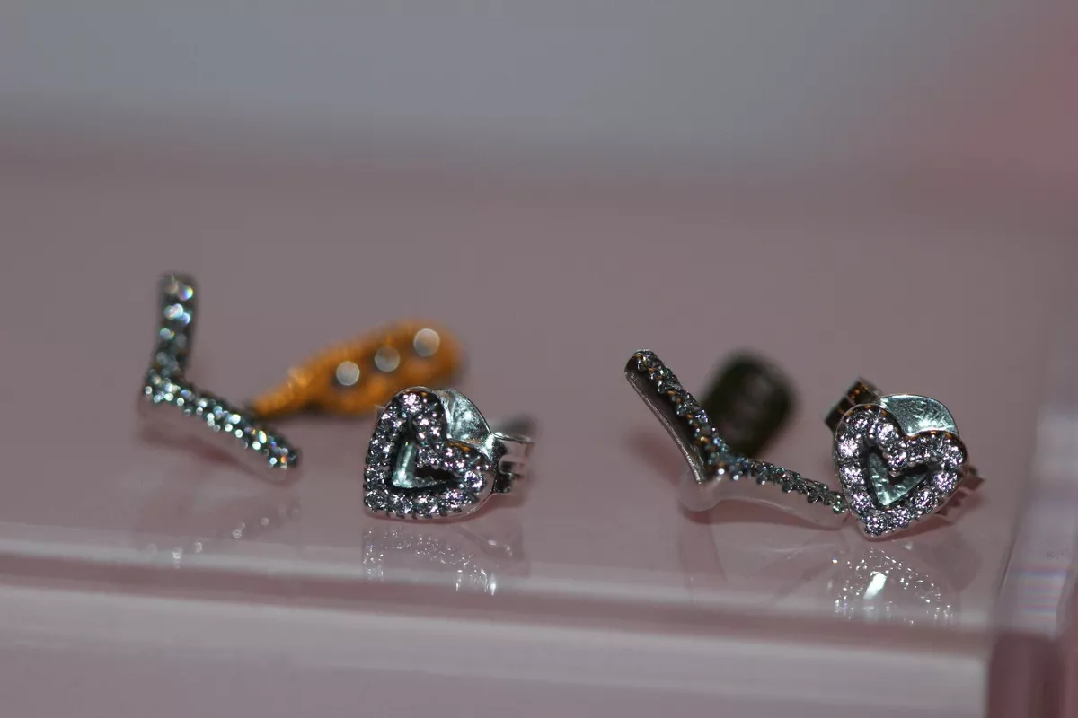 NIB 2021 PANDORA SPARKLING WISHBONE HEART STUD EARRINGS 299280C01