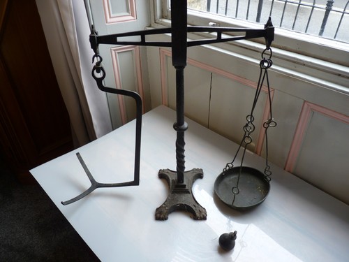 ANTIQUE CAST IRON CLASS 1 BEAM SCALES WITH BRASS PAN ETC - Picture 9 of 9