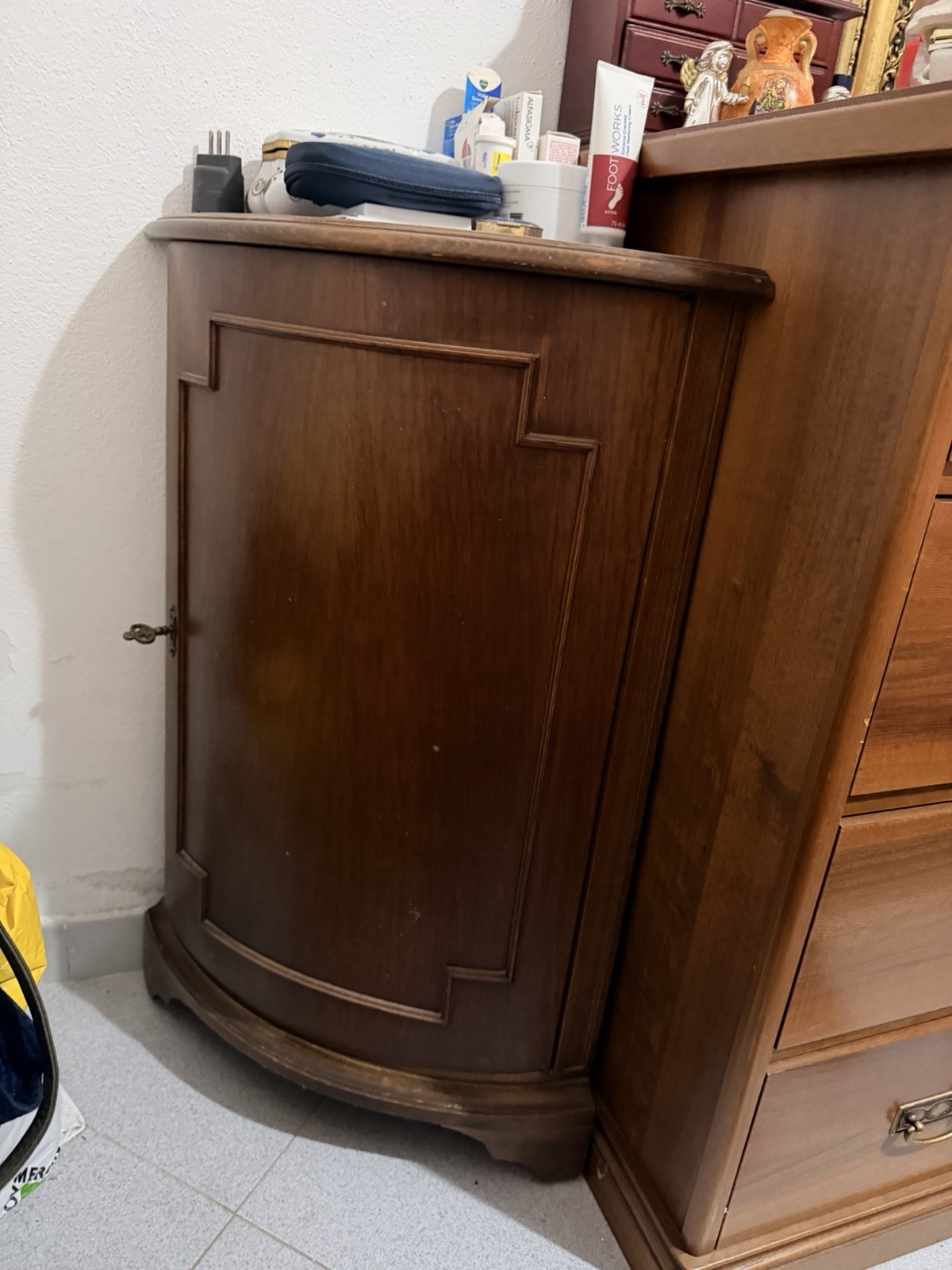 Credenza angolare in legno marrone, anta curva sinistra, sportello pannello