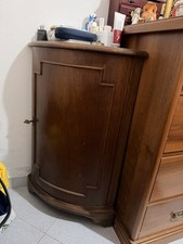 Credenza angolare in legno marrone, anta curva sinistra, sportello pannello