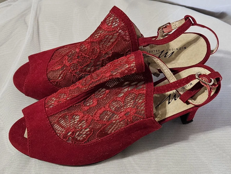 午夜天鹅绒高跟鞋麂皮绒蕾丝红色 7.5W 扣露趾 — 第 3/4 张图片