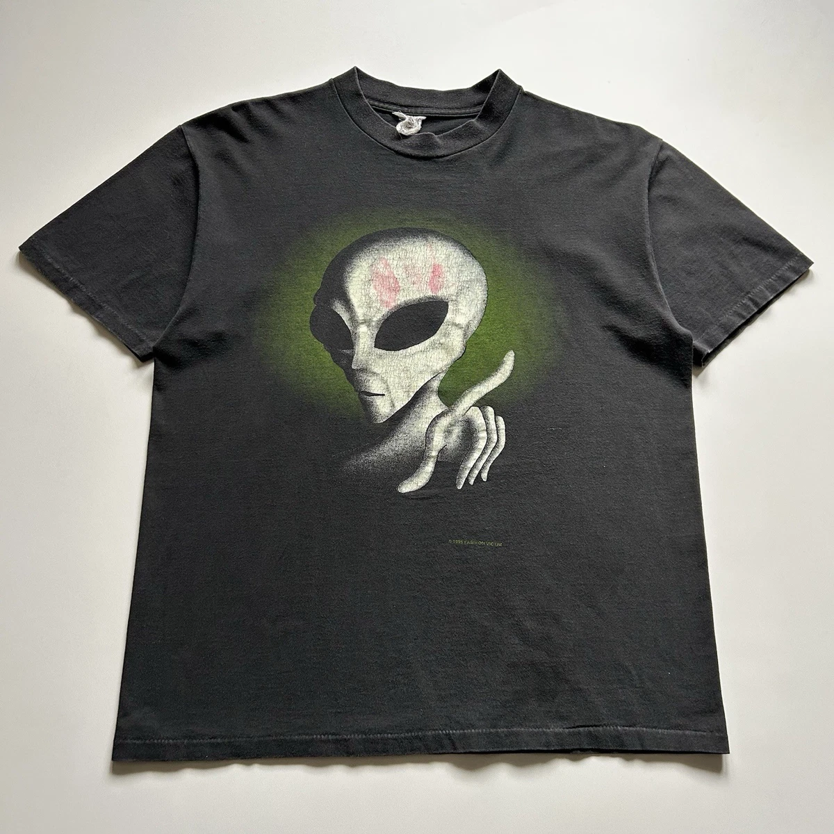 Vintage Fashion Victim ALIEN 1995 T-Shirt Medium 90s Single Stitch 