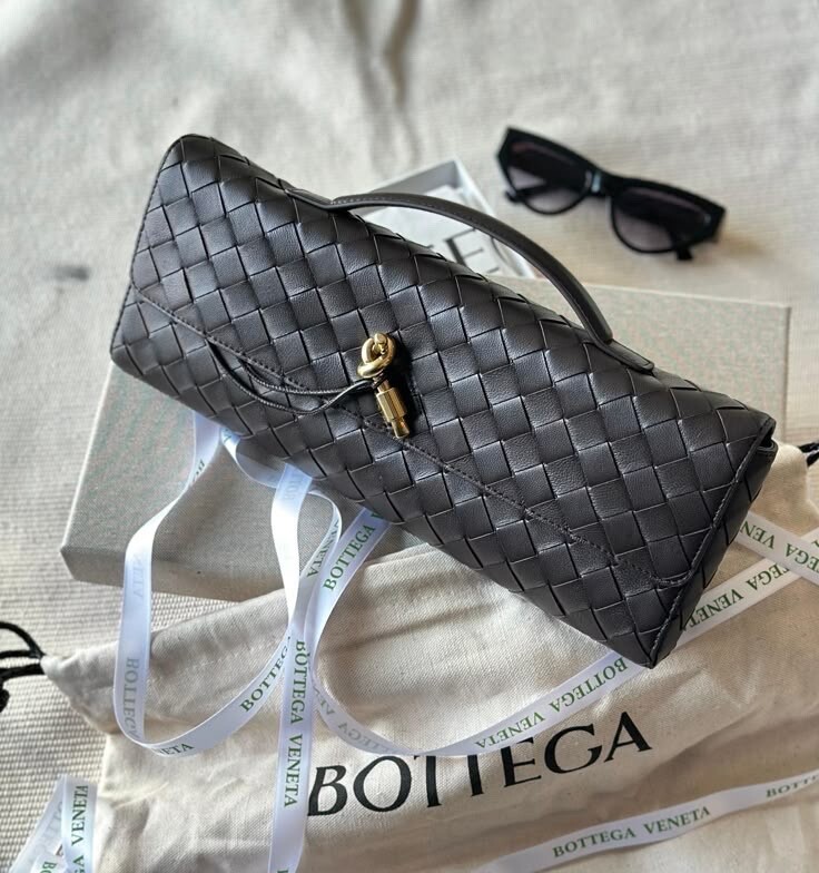クラッチバッグ Bottega Veneta Andiamo ブラック Long Andiamo イントレチャートレザー クラッチ