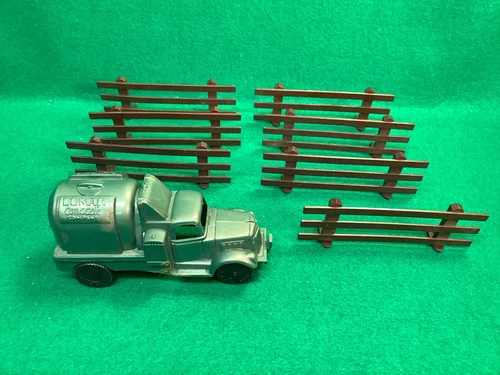 Marx Construction Camp Play Set Fence & Lumar Concrete Truck
