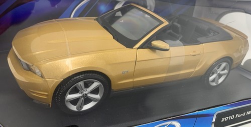 1:18 Scale 2010 Ford Mustang GT Convertible Gold MAISTO - Picture 9 of 9