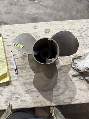MerCruiser Bravo 3 out drive boat props propellers 48-823665 A6 48 MerCruiser Bravo 3 out drive boat props propellers 48-823665 A6 48