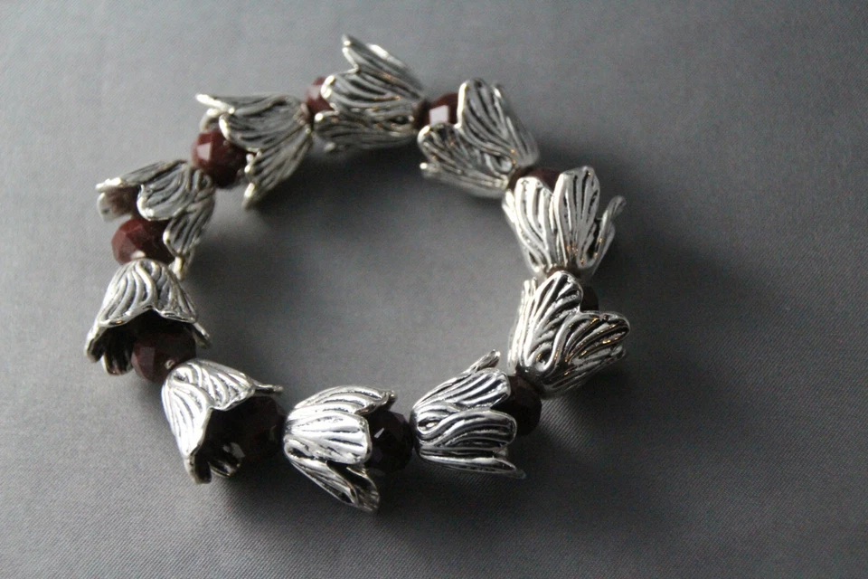 Pulsera elástica facetada roja profunda brotes plata peltre cristal y flores talla 6 Foto 3 de 4