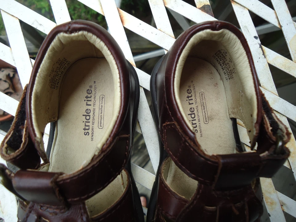 Sandálias pescador Stride Rite meninos crianças 7,5M marrom estilo anos 90 Y2K gancho laço - Imagem 2 de 4