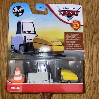 DISNEY PIXAR CARS MILLIE! METALLSERIE 2020!  Neu in Verpackung mit Bodenpuffer und Kegel