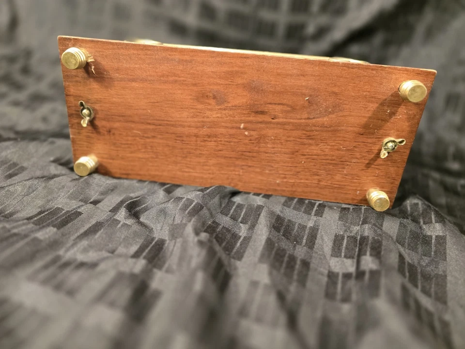 ANTIGUO CARGADOR VINTAGE ART DECO CAOBA Y LATÓN CON PATAS DE LATÓN ESPIRAL Foto 2 de 4