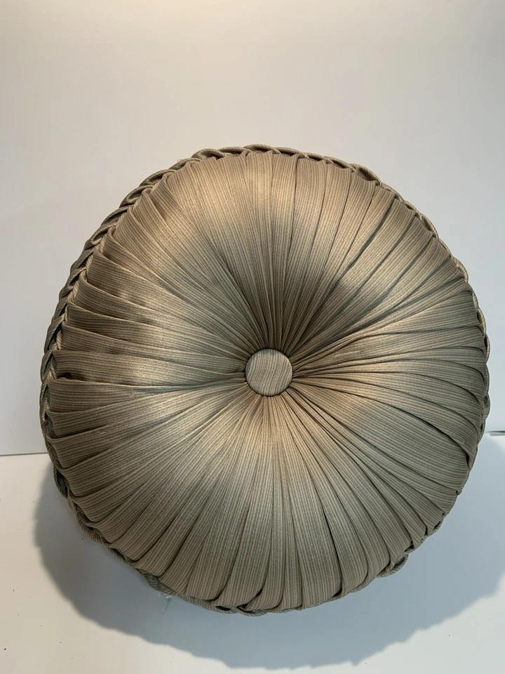 J. Almohada redonda acolchada Queen New York "Astoria" en arena marrón topo Foto 4 de 4